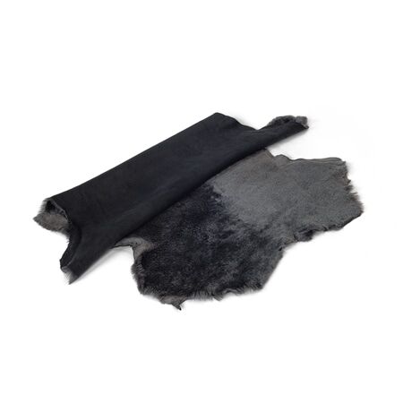 Pelsmocca av lam, svart farge 8-10 mm ull