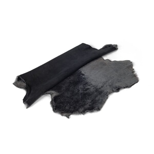 Pelsmocca av lam, svart farge 8-10 mm ull