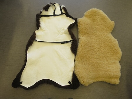 Bilskinn, gråfarga med festeselar