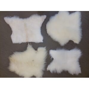 Sitteunderlag av saueskinn, kvite/ubleika